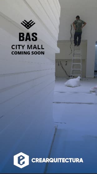 Técnico de Crearquitectura en escalera trabajando instalaciones en altura, obra BAS City Mall