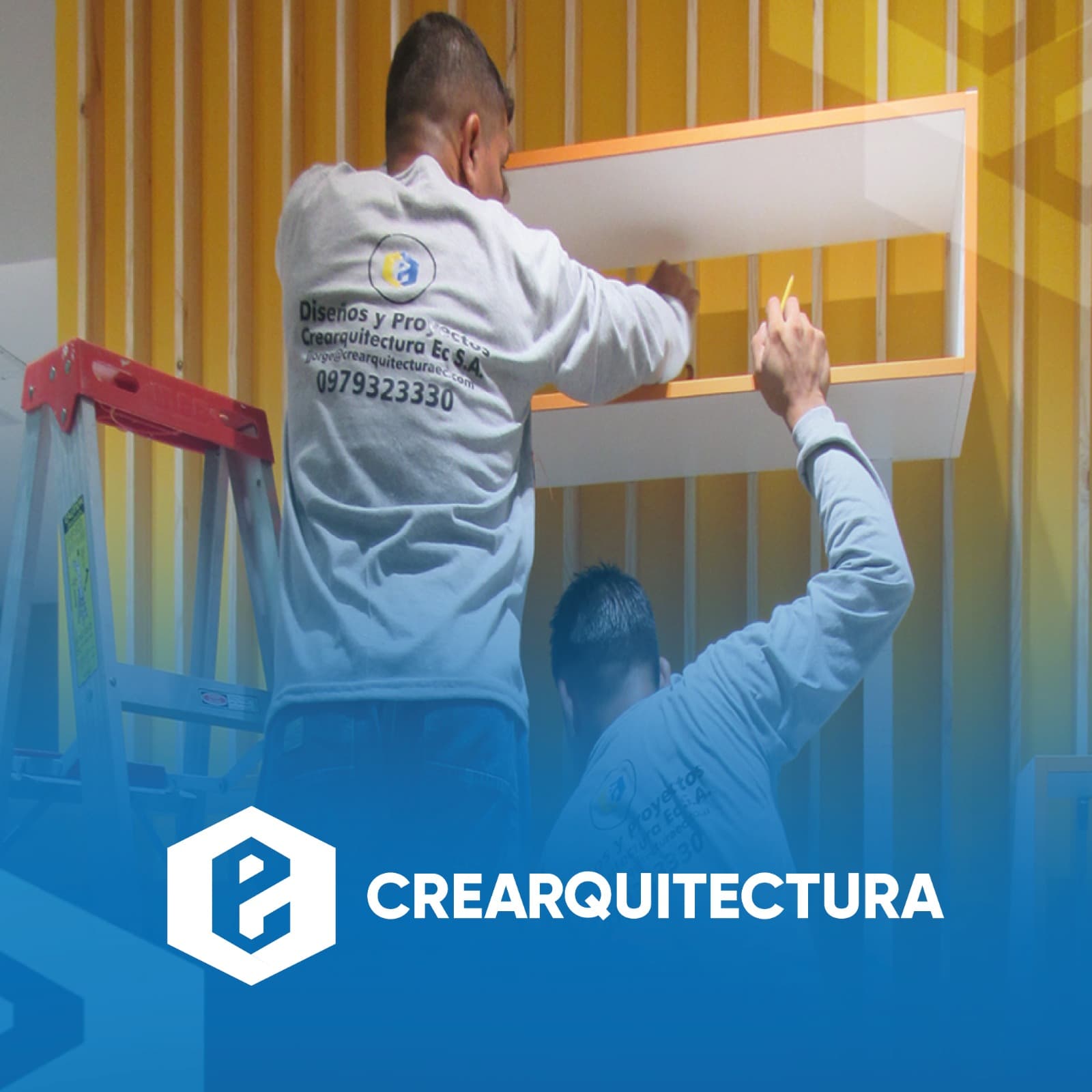 Dos trabajadores de Crearquitectura instalando un mueble de madera sobre la estructura de una pared