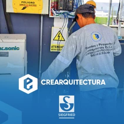 Técnico de Crearquitectura trabajando en un tablero eléctrico en obra para Siegfried