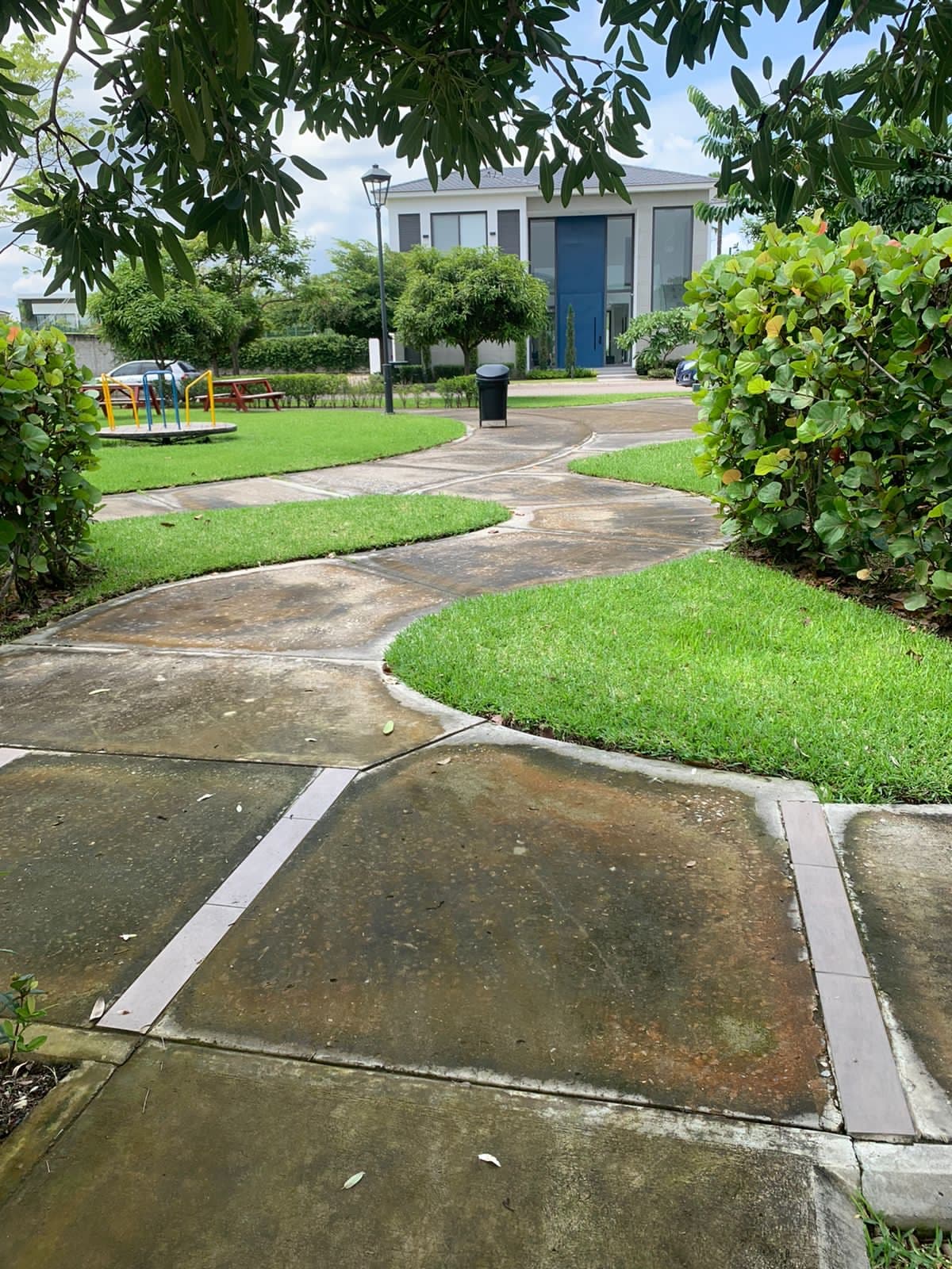 Áreas comunes de la urbanización Puerto Mocolí: caminos y jardines con mantenimiento